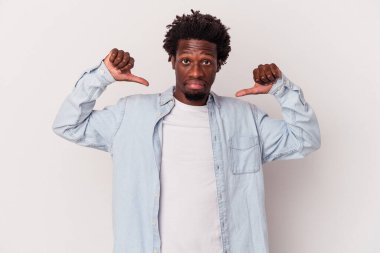 Beyaz arka planda izole edilmiş genç bir Afrikalı Amerikalı gururlu ve kendinden emin..