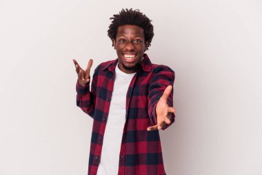 Beyaz arka planda izole edilmiş genç Afrikalı Amerikalı adam kameraya sarıldığı için kendinden emin..
