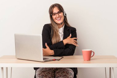 Beyaz arka planda kendini güvende hisseden, kararlılıkla kollarını kavuşturan, seyahat eden beyaz bir kadın..
