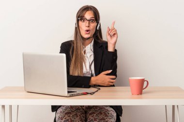 Beyaz arka planda izole bir şekilde seyahat eden beyaz tenli genç bir kadının harika bir fikri var, yaratıcılık kavramı..