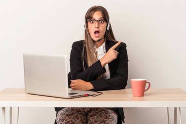 Beyaz arka planda izole bir şekilde beyaz arka planda seyahat eden beyaz bir kadın.