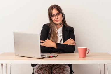 Beyaz arka planda izole bir şekilde seyahat eden beyaz bir kadın alaycı bir ifadeyle kameraya bakıyor..