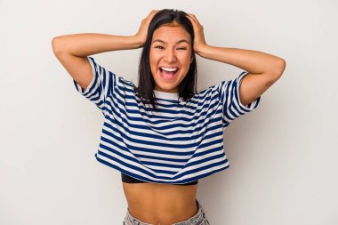 Beyaz arka planda izole edilmiş genç Latin bir kadın çığlık atıyor, çok heyecanlı, tutkulu, bir şeyden memnun..