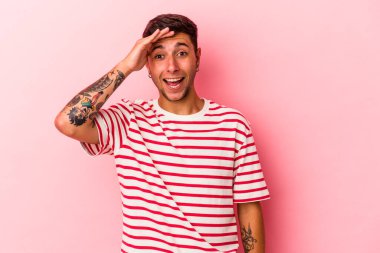 Sarı arka planda izole edilmiş beyaz dövmeli genç adam yüksek sesle bağırıyor, gözleri açık ve elleri gergin tutuyor..