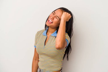 Beyaz arka planda izole edilmiş genç Latin bir kadın zaferi, tutkuyu ve coşkuyu, mutlu ifadeyi kutluyor..