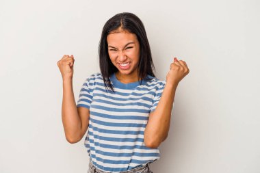 Beyaz arka planda izole edilmiş genç Latin kadın gergin elleriyle çığlık atıyor..