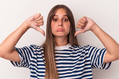 Beyaz arka planda izole edilmiş, hoşlanmadığı bir hareket gösteren beyaz bir kadın. Anlaşmazlık konsepti.