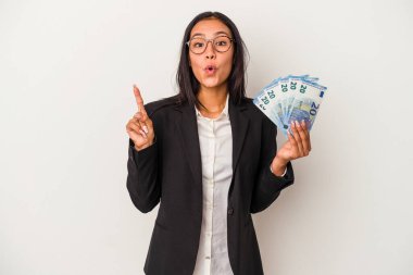 Genç iş kadını elinde banknotlarla beyaz arka planda izole edilmiş kahve tutuyor. Harika bir fikir, yaratıcılık kavramı var..