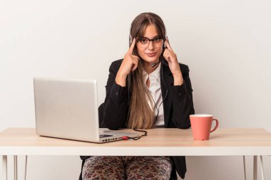 Beyaz arka planda izole bir şekilde seyahat eden beyaz tenli genç bir kadın bir göreve odaklanmış durumda..