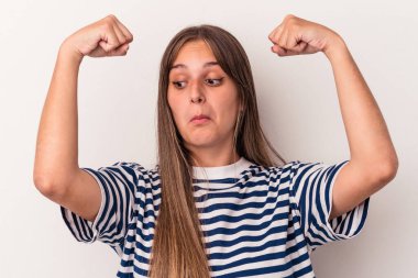 Beyaz arka planda izole edilmiş genç beyaz bir kadın güçlü bir hareket gösteriyor, kollarıyla, kadınsı gücün sembolü.