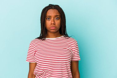 Genç Afrikalı Amerikalı kadın mavi arka planda izole edilmiş üzgün, ciddi yüzlü, mutsuz ve hoşnutsuz..