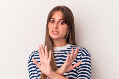 Beyaz arka planda izole edilmiş beyaz bir kadın inkar jesti yapıyor.