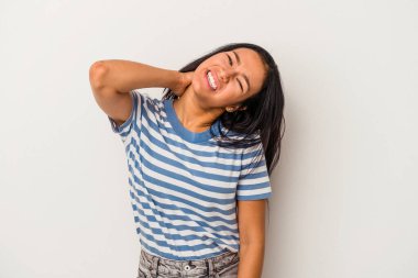 Beyaz arka planda izole edilmiş genç Latin bir kadın sabit yaşam tarzından dolayı boyun ağrısı çekiyor..