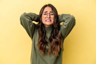 Sarı arka planda izole edilmiş beyaz bir kadın öfkeyle bağırıyor..