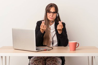 Beyaz arka planda izole bir şekilde seyahat eden Kafkasyalı genç bir kadın parasız olduğunu gösteriyor..