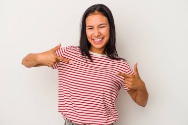 Beyaz arka planda izole edilmiş genç Latin kadın parmakları aşağıda, pozitif duygu..