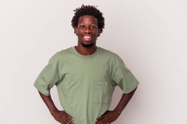 Genç Afro-Amerikalı adam beyaz arka planda izole edilmiş. Kendine güvenen, kalçaları tutan..