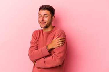 Sarı arka planda izole edilmiş dövmeleri olan beyaz bir adam gülüyor ve eğleniyor..