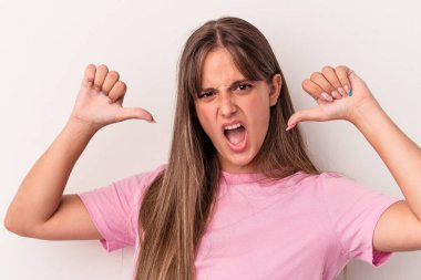 Beyaz arka planda izole genç beyaz kadın gururlu ve kendinden emin hissediyor, örnek olarak..