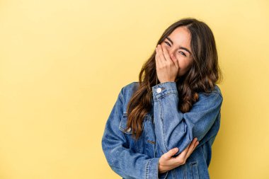 Sarı arka planda izole edilmiş genç beyaz kadın gülüyor, kaygısız, doğal duygu..