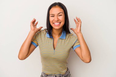 Beyaz arka planda izole edilmiş genç Latin kadın yüksek sesle gülüyor elini göğsüne koyuyor..