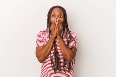Beyaz arka planda izole edilmiş genç Afrikalı Amerikalı kadın elleriyle ağzını kapatırken şok oldu..