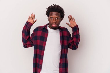Genç Afro-Amerikan bir adam beyaz arka planda izole edildi. Olası bir tehlike nedeniyle şok oldu.