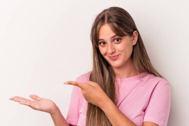 Beyaz arka planda izole edilmiş beyaz tenli genç bir kadın, elinde bir fotokopi alanı tutarken heyecanlanıyor..