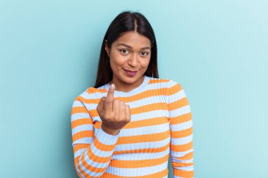 Genç Venezuelalı bir kadın, mavi arka planda izole edilmiş, parmağıyla seni işaret ediyor sanki seni davet ediyormuş gibi..