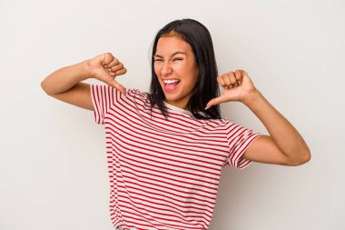 Beyaz arka planda izole edilmiş genç Latin kadın gururlu ve kendinden emin hissediyor, örnek olarak..