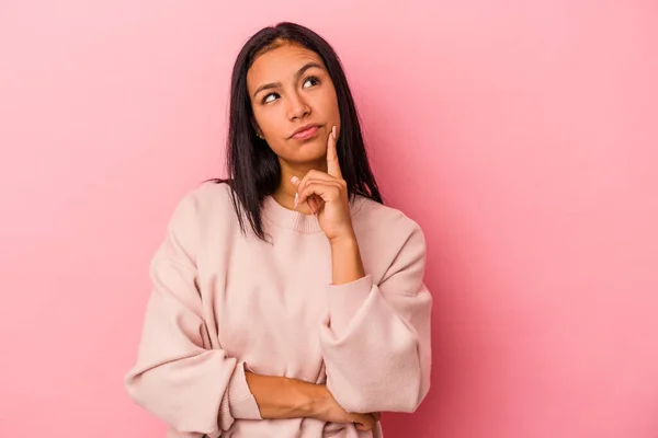 Young Latin Woman Isolated Pink Background Contemplating Planning Strategy Thinking — Stock Photo, Image