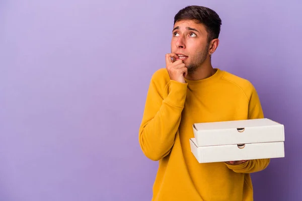 Young Caucasian Man Holding Pizzas Isolated Purple Background Relaxed Thinking — 스톡 사진