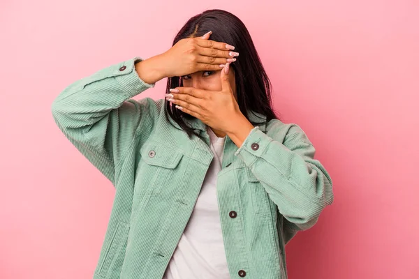 Giovane Donna Latina Isolata Sfondo Rosa Lampeggia Alla Fotocamera Attraverso — Foto Stock