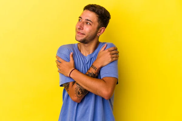 Jonge Blanke Man Met Tatoeages Geïsoleerd Gele Achtergrond Knuffels Lachend — Stockfoto