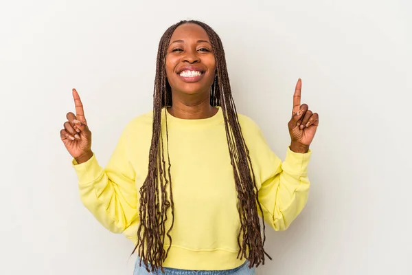 Молода Афроамериканська Жінка Ізольована Білому Тлі Вказує Обидва Передніми Пальцями — стокове фото