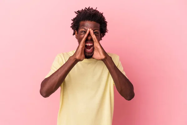 Jonge Afrikaanse Amerikaanse Man Geïsoleerd Roze Achtergrond Schreeuwen Opgewonden Naar — Stockfoto