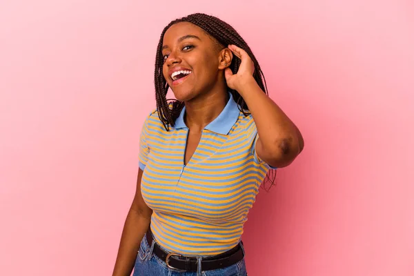 Młoda Afroamerykanka Odizolowana Różowym Tle Próbuje Wysłuchać Plotek — Zdjęcie stockowe