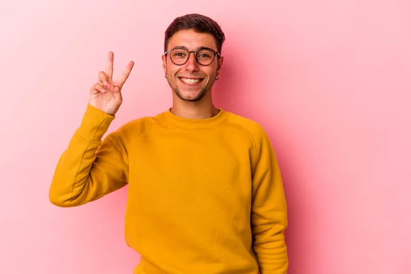 Ung Kaukasisk Man Med Tatueringar Isolerade Gul Bakgrund Glad Och — Stockfoto