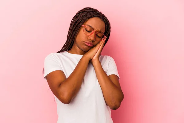 Mladá Africká Americká Žena Izolované Růžovém Pozadí Zívání Ukazuje Unavené — Stock fotografie