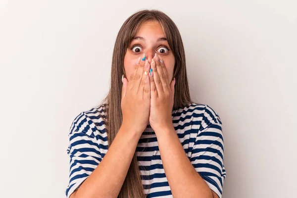 Mujer Joven Caucásica Aislada Sobre Fondo Blanco Conmocionada Cubriendo Boca — Foto de Stock