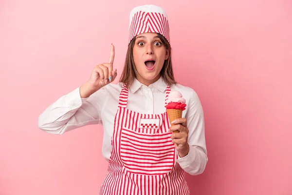 Jovem Sorveteria Mulher Segurando Sorvete Isolado Fundo Rosa Ter Uma — Fotografia de Stock