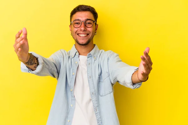 Νεαρός Καυκάσιος Άνδρας Τατουάζ Απομονωμένα Κίτρινο Φόντο Γιορτάζει Μια Νίκη — Φωτογραφία Αρχείου