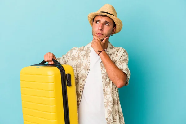 Young Caucasian Man Going Travel Isolated Blue Background Looking Sideways — Stock Photo, Image