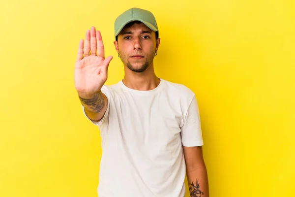 Jonge Blanke Man Met Tatoeages Geïsoleerd Gele Achtergrond Staande Met — Stockfoto
