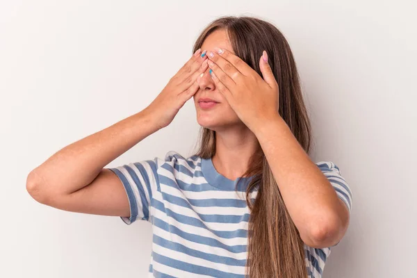 Jonge Kaukasische Vrouw Geïsoleerd Witte Achtergrond Bang Bedekken Ogen Met — Stockfoto