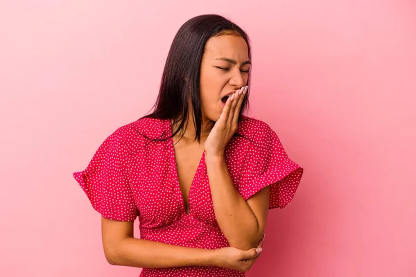 Mujer Latina Joven Aislada Sobre Fondo Rosa Bostezando Mostrando Gesto —  Fotos de Stock