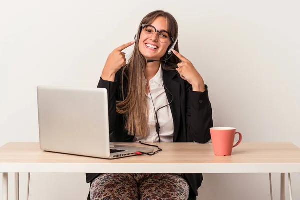 Jonge Blanke Vrouw Doet Telecommuting Geïsoleerd Witte Achtergrond Glimlacht Wijzende — Stockfoto