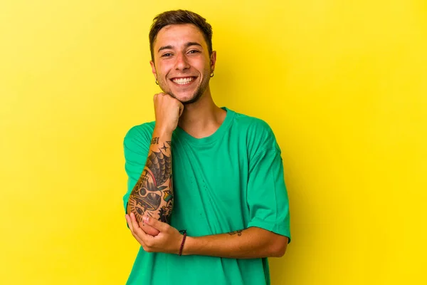 Jovem Caucasiano Com Tatuagens Isoladas Fundo Amarelo Sorrindo Feliz Confiante — Fotografia de Stock