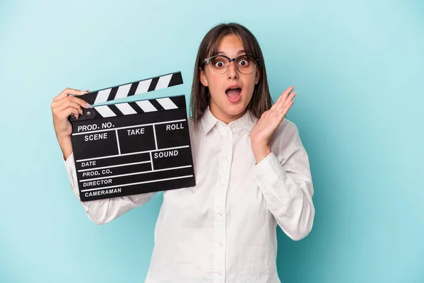 Young Caucasian Woman Holding Clapperboard Isolated Blue Background Surprised Shocked — Stock Photo, Image