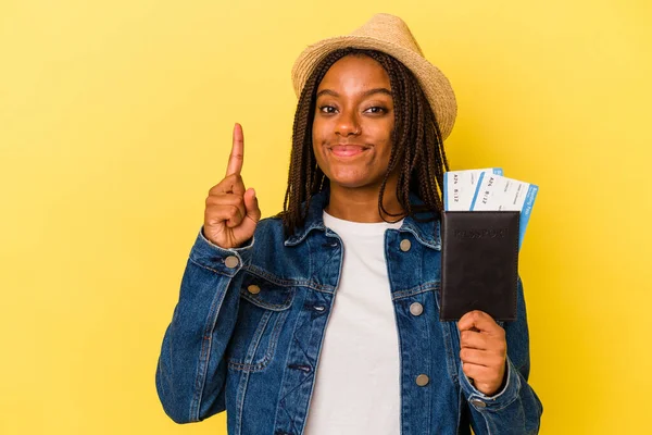 Jonge Afro Amerikaanse Vrouw Met Paspoort Geïsoleerd Gele Achtergrond Toont — Stockfoto